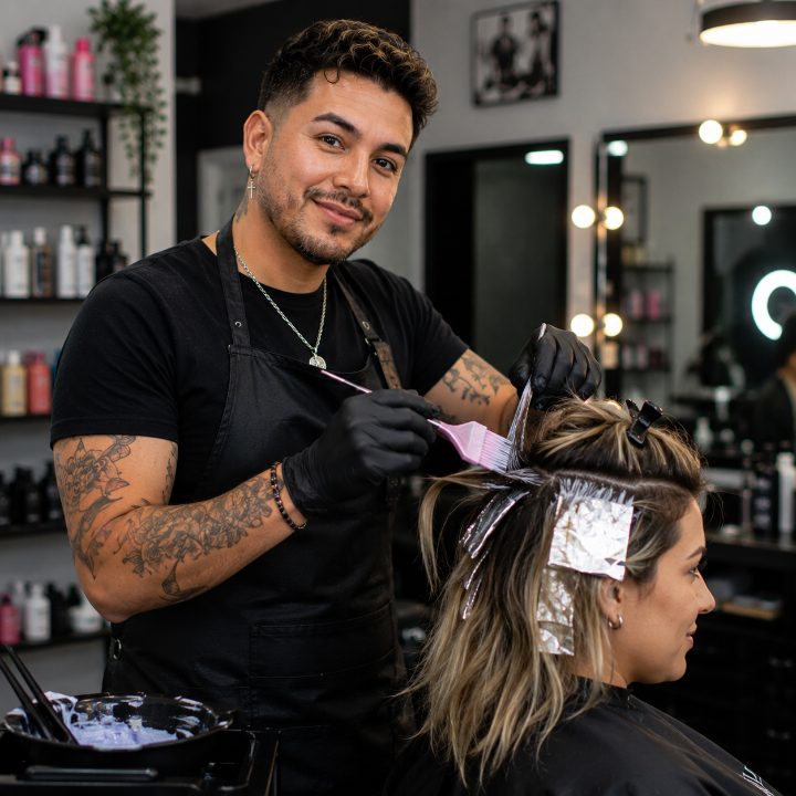 Estilista trabajando en su salón de belleza